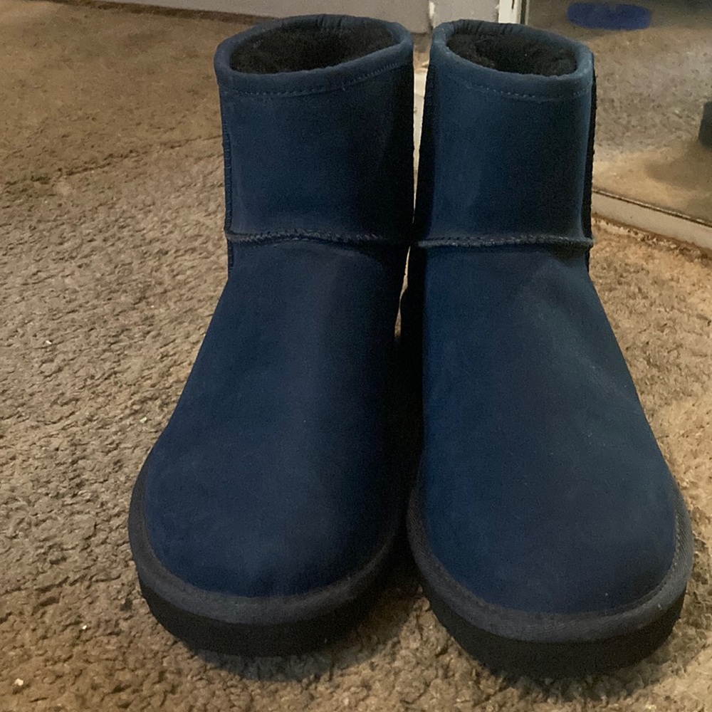 I’m am selling ugg boots for men in the color dark blue